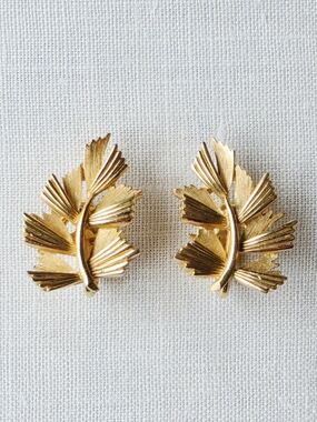 Vtg Crown Trifari Gold Tone Leaf Clip On Earrings Textured Mid Century Modern